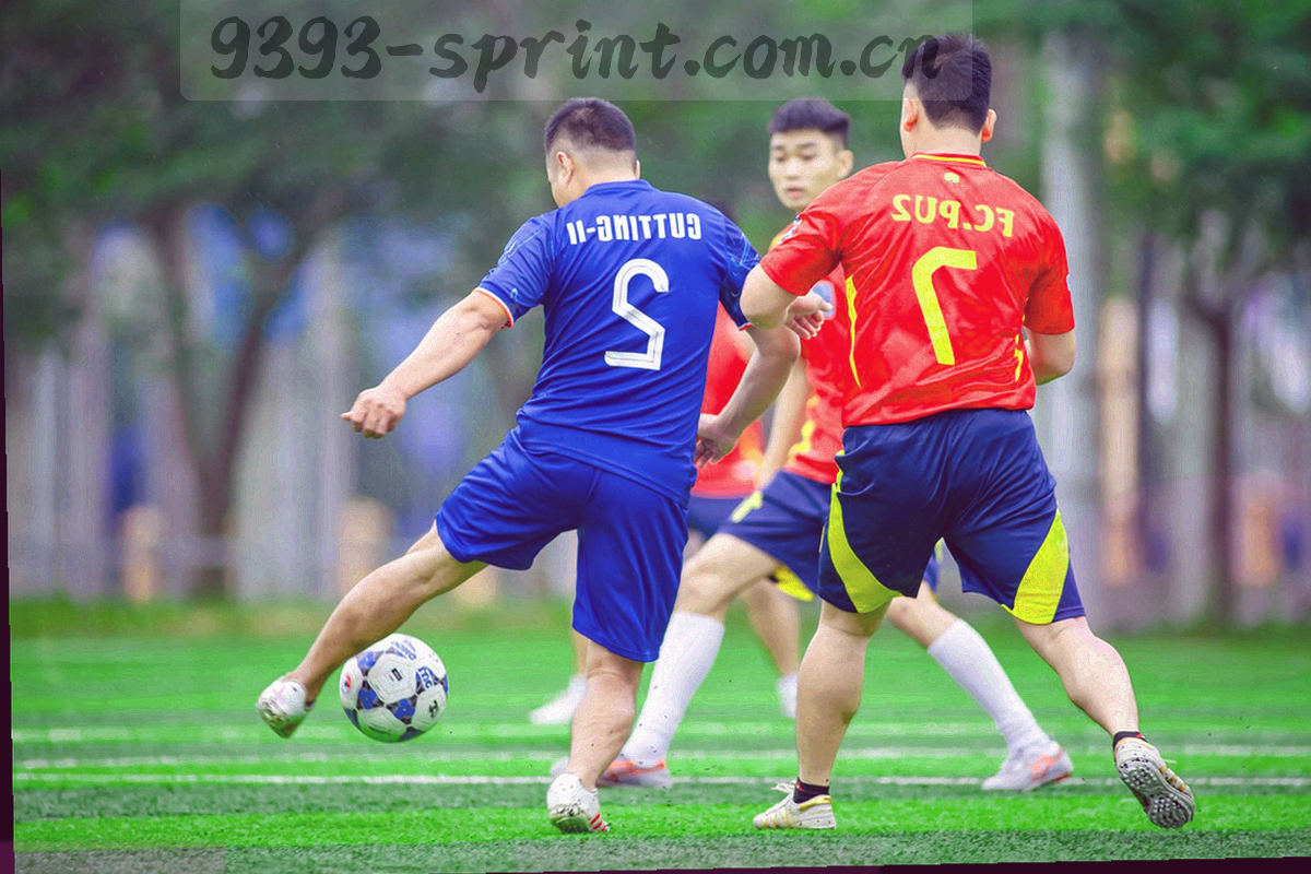 场馆外立面与检票通道实景，低角度拍摄，暗部保留细节